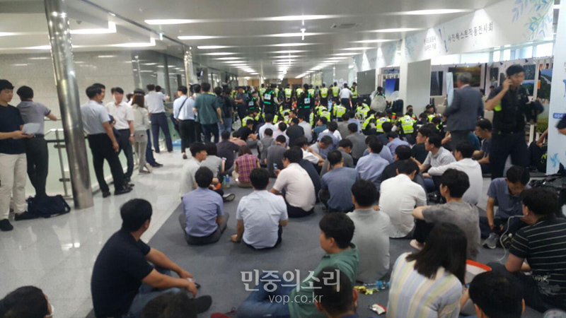 도로공사 지시를 받고 나와 요금수납원들과 대치하고 있는 본사 정규직 직원들의 모습.2019.09.11