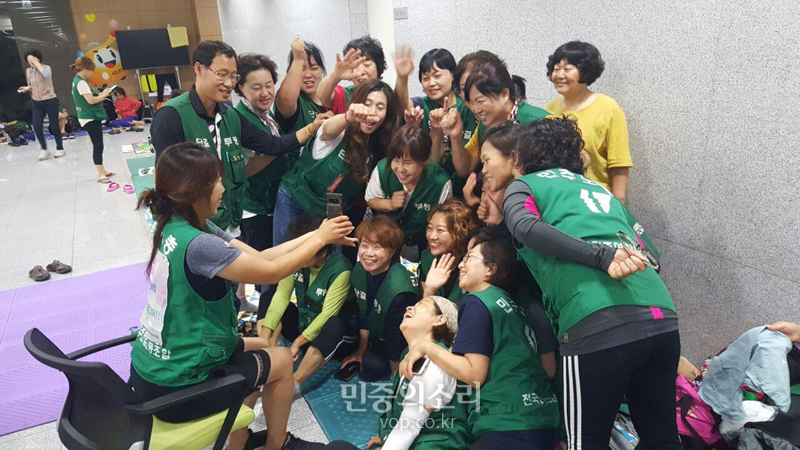 도로공사 본사 점거농성 중인 민주일반연맹 민주연합노조 조합원들이 캐노피에서 고공농성 중인 동료 조합원들과 영상통화를 하는 모습.2019.09.11