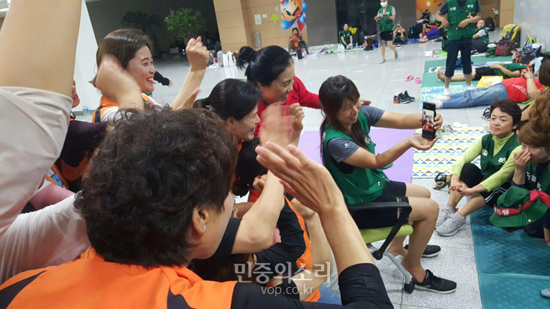 서울톨게이트 캐노피에서 고공농성 중인 조합원들과 영상통화 중인 민주일반연맹 공공연대노조 조합원들 모습.2019.09.11