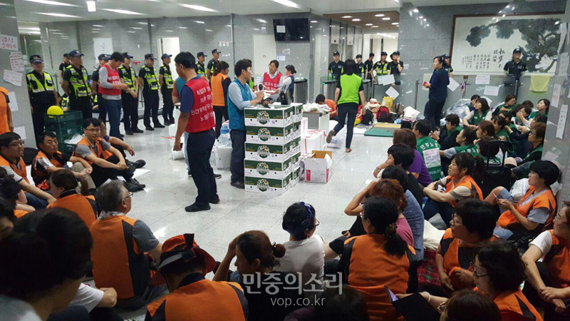 11일 오후 남정수 민주일반연맹 교선실장이 조합원들을 모아놓고 상황을 전파하고 있는 모습. 2019.09.11.