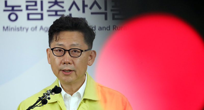 김현수 농림축산식품부 장관이 17일 정부세종청사 농식품부 기자실에서 경기도 파주시 소재 양돈농장에서 발생한 아프리카돼지열병과 관련 방역대책 브리핑을 하고 있다. 농식품부는 긴급조치로 금일 06시 40분부터 48시간 동안 전국 돼지농장, 도축장, 사료공장, 출입차량 등에 전국 일시이동중지명령을 발령했으며 경기도에서 타 시도로의 돼지 반출을 일주일간 금지했다. 2019.9.17.