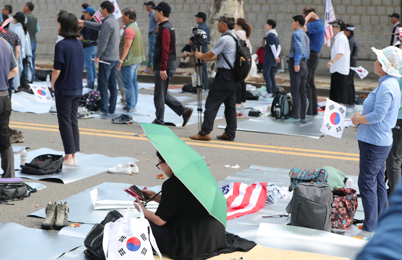 자유한국당과 극우단체 일부 시위대가 10월 3일 광화문광장 집회 이후 청와대 앞에서 밤샘 집회를 이어가고 있다.
