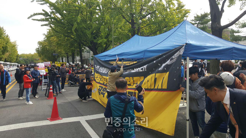 청와대로 들어가는 입구에 농성장을 설치하고 있는 1017빈곤철폐의날조직위원회.