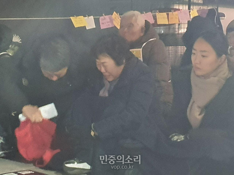 고 문중원 기수 시민대책위원회는 14일 오후 7시 서울 광화문 정부청사 앞에서 '마사회 고 문중원 기수 죽음의 진상규명과 책임자 처벌을 위한 시민대책위원회 집중문화제'를 개최했다. 집회에서 고개 숙여 눈물 흘리는 고 문중원 기수 장인과 장모.
