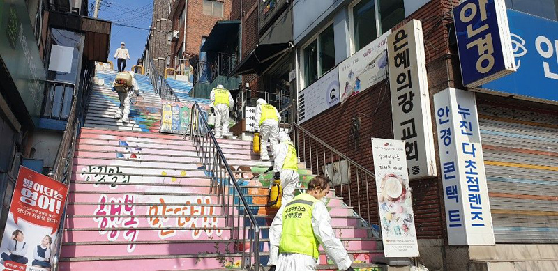 지난 3월 15일, 집단감염이 발생한 성남시 소재 은혜의강 교회 일대를 성남시와 보건당국이 방역 작업을 하고 있는 모습