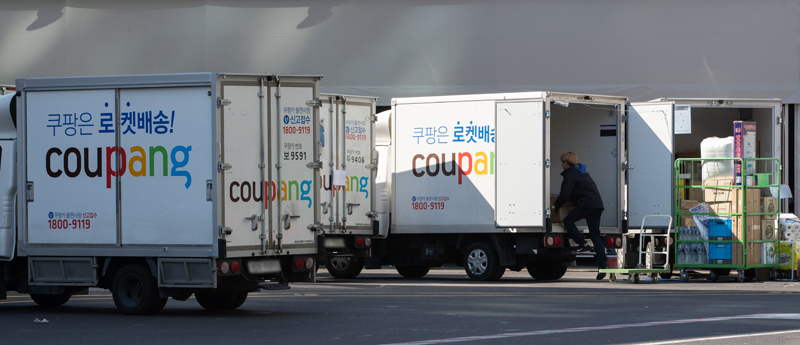 16일 오전 서울 시내의 쿠팡 캠프에서 배송 기사들이 배송준비 작업을 하고 있다. 2020.3.16.
