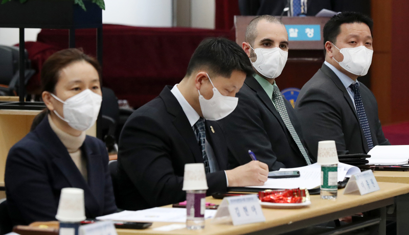 27일 오후 서울 서대문구 경찰청에서 열린 '사이버성폭력 수사 자문단 긴급 간담회'에서 각 분야 자문위원들이 민갑룡 경찰청장의 모두발언을 듣고 있다. 사이버성폭력 수사자문단에는 경찰의 수사·적법절차 준수·피해자 보호에 대한 조언과 국제 공조·수사첩보 제공 등 협조를 위해 학계‧법조계‧여성계 등에서 전문가 19명이 참여했다. 2020.3.27.