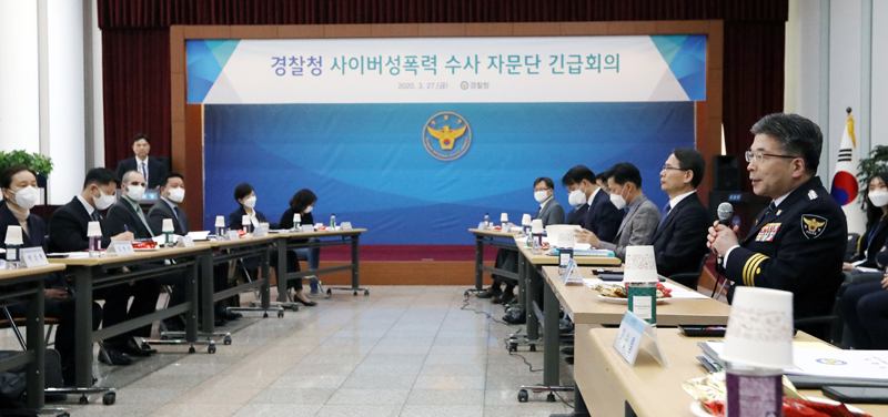 민갑룡 경찰청장이 27일 오후 서울 서대문구 경찰청에서 열린 '사이버성폭력 수사 자문단 긴급 간담회'에서 모두발언을 하고 있다. 사이버성폭력 수사자문단에는 경찰의 수사·적법절차 준수·피해자 보호에 대한 조언과 국제 공조·수사첩보 제공 등 협조를 위해 학계‧법조계‧여성계 등에서 전문가 19명이 참여했다. 2020.3.27.