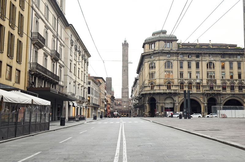 3월 23일(현지시간) 이탈리아 볼로냐 시내 아시넬리 탑 주변 거리가 신종 코로나바이러스 감염증(코로나19) 비상사태 여파로 행인 하나 없이 텅 비어 있다.