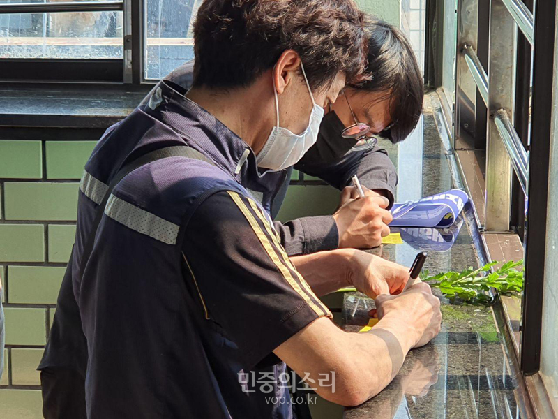 23일 구의역참사 4주기 추모식에 참여해 포스트잇을 적는 시민들
