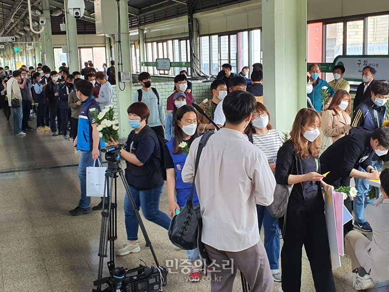 23일 구의역 대합실 2층에서 열린 구의역참사 4주기 추모식이 끝난 뒤, 행사에 참가한 시민들은 승강장에 올라가 사고 현장에 국화를 내려놓고 포스트잇을 붙이며 김군을 추모했다.