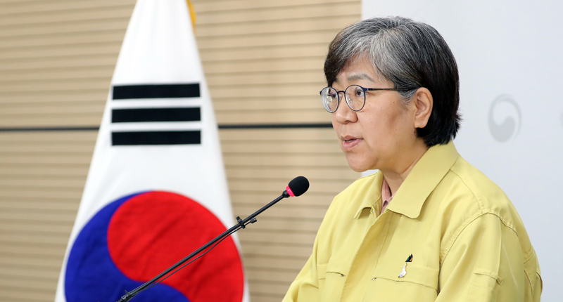 정은경 중앙방역대책본부장(질병관리본부장) 등 방역 당국은 아프면 출근하지 말고 쉬어야 한다고 강조한다. 그러나 현실은 이를 실천할 시스템이 마련돼 있지 않다.
