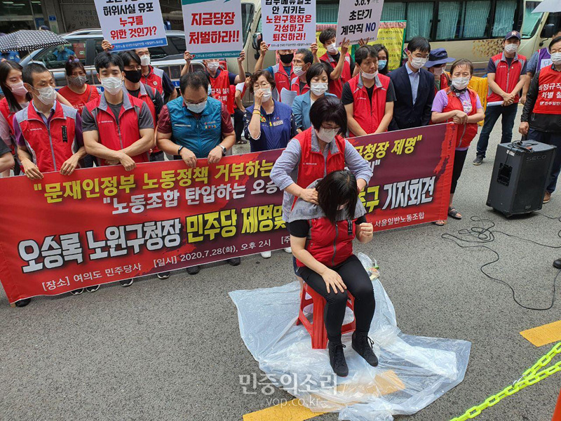 28일 열린 오승록 노원구청장 민주당 제명 촉구 기자회견에서 삭발식을 진행하고 있는 모습.