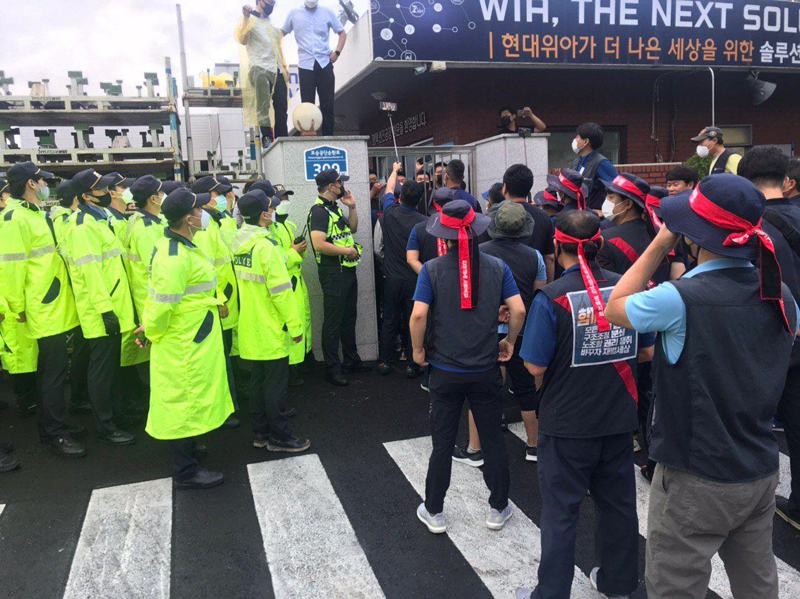 10일 출근투쟁 시작한 현대위아 사내하청노동자들<br