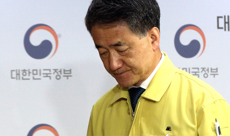 박능후 보건복지부 장관이 22일 오전 서울 종로구 정부서울청사에서 '신종 코로나바이러스 감염증(코로나19) 위기 및 의사단체 집단휴진 관련 대국민 담화문'을 발표 후 퇴장하고 있다. 2020.8.22.