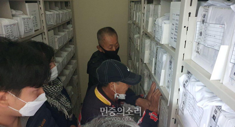 동자동 사랑방 김정길 씨가 14일 무연고 추모의 집에서 동료의 유골함을 바라보며 오열하고 있다.