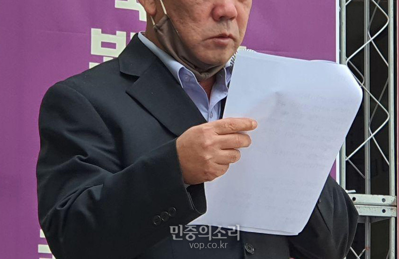 먼저 간 무연고 사망자 김남선 씨에 대한 추모사를 낭독하고 있는 유구성 씨.