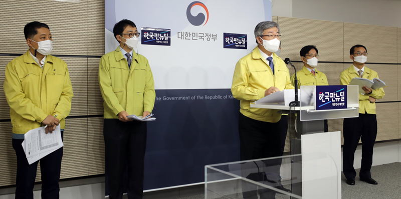 이재갑 고용노동부 장관이 14일 정부세종청사에서 브리핑실에서 코로나19 대응을 위한 필수노동자 보호·지원대책을 발표하고 있다. 2020.12.14.