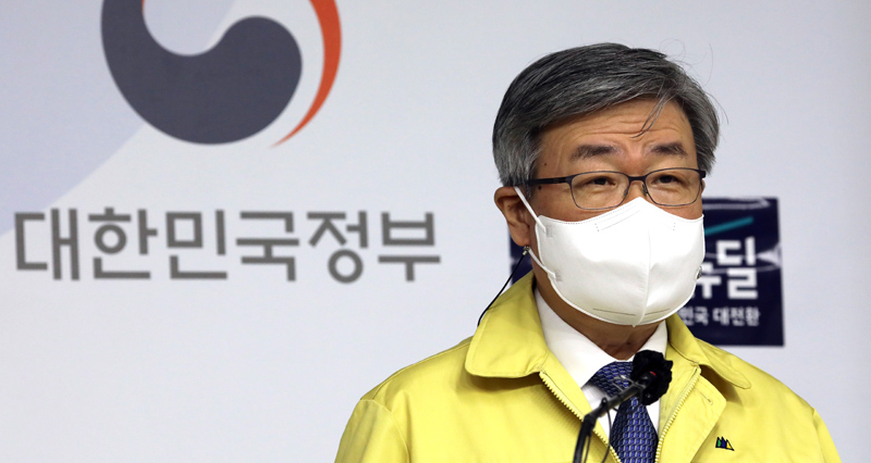 이재갑 고용노동부 장관이 14일 정부세종청사에서 브리핑실에서 코로나19 대응을 위한 필수노동자 보호·지원대책을 발표하고 있다. 2020.12.14.