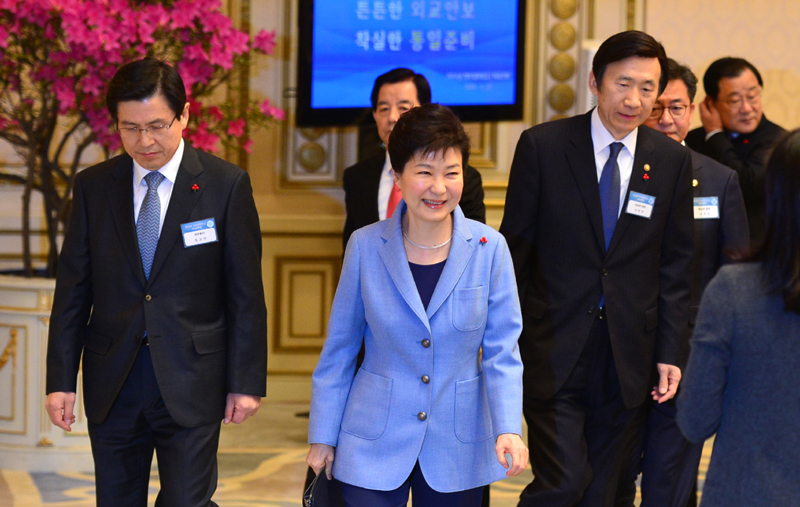 2016년 1월 22일 오전 청와대에서 열린 정부업무보고(외교안보분야)에 참석한 박근혜 당시 대통령(가운데)이 황교안 국무총리(왼쪽) 등과 함께 입장하고 있다.