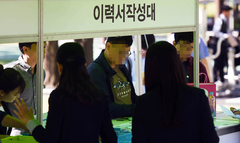 이력서 작성하는 청년 구직자들