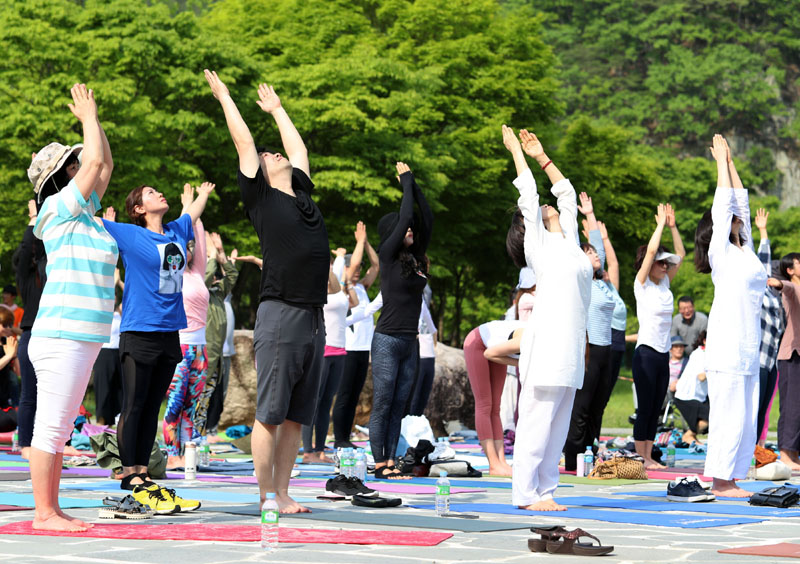 경남 밀양시 단장면 밀양댐 생태공원 야외공연장에서 열린 요가야 놀자! 밀양요가 콘서트 참가자들이 요가를 하고 있다