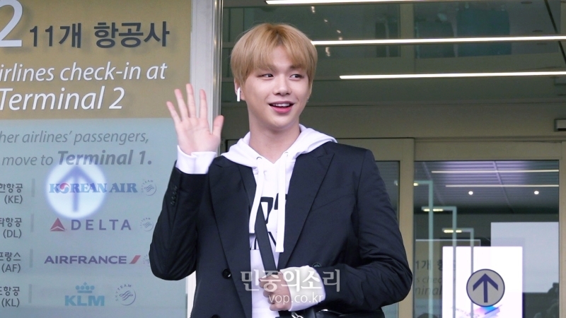 가수 강다니엘이 해외 팬미팅을 위해 12일 오전 인천국제공항을 통해 출국하며 팬들과 취재진을 향해 손인사를 하고 있다.(Vstar 영상캡쳐)
