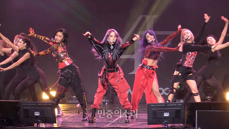 그룹 마마무(솔라, 문별, 휘인, 화사)가 14일 오후 서울 경희대 평화의전당에서 열린 정규 2집 'reality in BLACK' 발매 쇼케이스에서 타이틀곡 'HIP' 무대를 펼치고 있다.(Vstar 영상캡쳐)