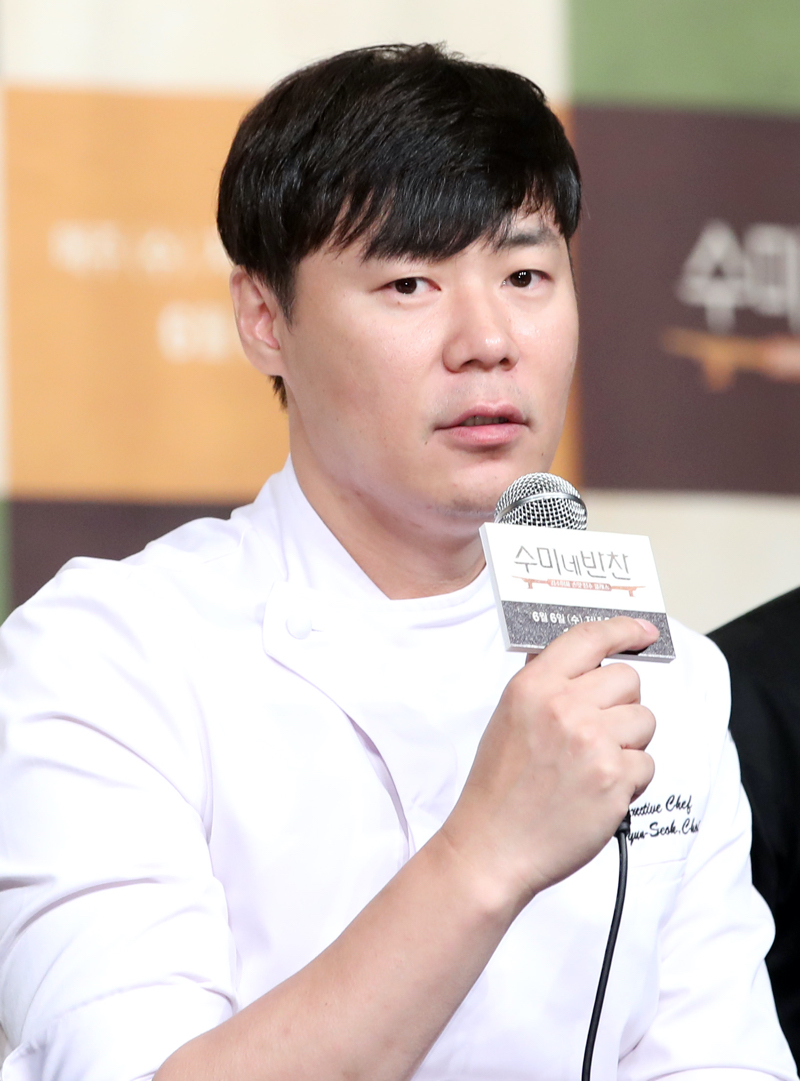 최현석 셰프다 tvN 새 예능 '수미네 반찬'(연출 문태주) 제작발표회에 참석해 포즈를 취하고 있다. 2018.6.1