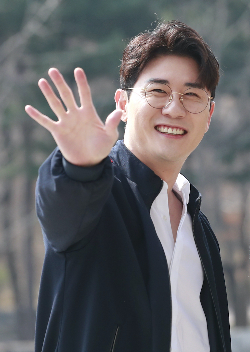 ‘미스터트롯’ 善 영탁이 19일 오전 서울 여의도 KBS에서 열린 Cool FM ‘박명수의 라디오쇼’ 방송을 위해 출근하고 있다. 2020.3.19
