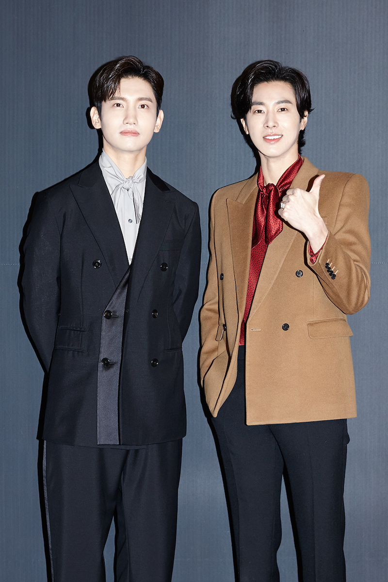 동방신기 멤버이기도 한 가수 유노윤호가 18일 새 미니앨범 ‘NOIR’(누아르) 발매 기자간담회에 참석해 이날 MC로 진행을 맡은 동방신기 최강창민과 포토타임을 가졌다.