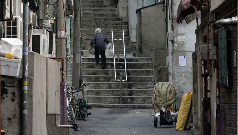 서울 용산구 쪽방촌에서 한 노인이 폐지를 수집하고 있다.