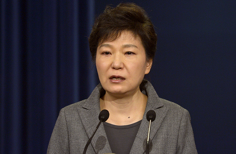 박근혜 대통령이 2014년 5월 19일 청와대 춘추관에서 세월호 참사 관련 대국민담화를 발표하며 눈물을 흘리고 있다.