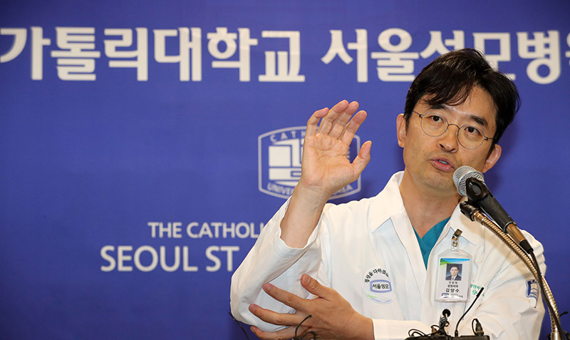 김양수 가톨릭대학교 서울성모병원 정형외과 교수가 17일 서울 서초구 서울성모병원에서 박근혜 전 대통령 수술 관련 브리핑을 하고 있다. 2019.9.17