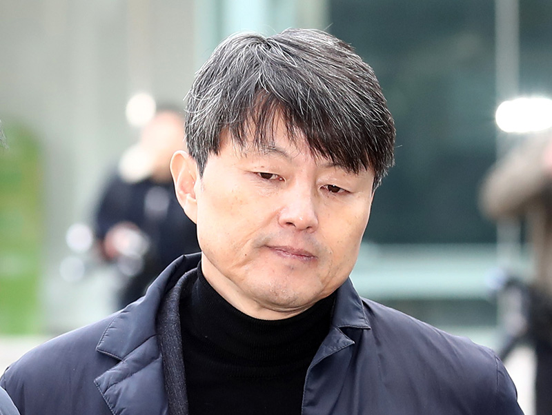 유재수 전 부산시 경제부시장이 지난해 11월 27일 오전 서울 송파구 서울동부지방법원에서 열린 구속 전 피의자심문(영장실질심사)에 출석하고 있다. 2019.11.27