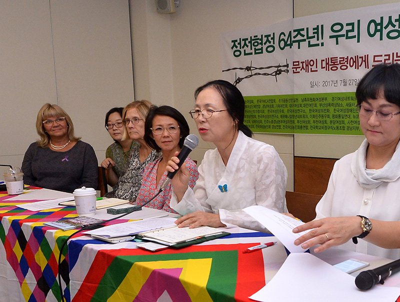2017년 7월 27일 서울 중구 정동 프란치스코 교육회관에서 열린 문재인 대통령에게 드리는 호소문 발표 기자회견 ‘우리는 평화협정을 원합니다’에 참석한 크리스틴 안 위민크로스 DMZ 현 사무총장(오른쪽에서 세 번째). (자료사진, 2017.7.27)