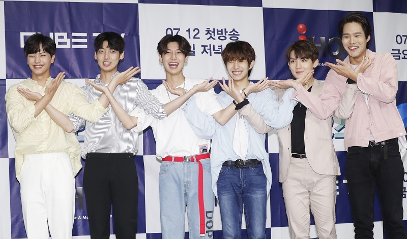 비투비 육성재(왼쪽부터), 조영민, 조광민, 노민우, 리키, 백경도가 12일 오후 서울 베스트웨스턴 프리미어 서울가든호텔에서 열린 '예쁘장한 구오즈' 제작발표회에 참석해 포즈를 취하고 있다. ‘예쁘장한 구오즈’는 예쁘게 생긴 남자 아이돌 95년생 동갑내기들의 우정과 고민을 그린 청년 공감 프로젝트다. 2019.7.12