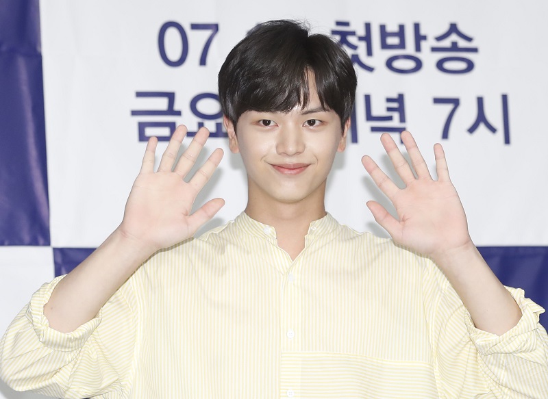 비투비 육성재가 12일 오후 서울 베스트웨스턴 프리미어 서울가든호텔에서 열린 '예쁘장한 구오즈' 제작발표회에 참석해 포즈를 취하고 있다. ‘예쁘장한 구오즈’는 예쁘게 생긴 남자 아이돌 95년생 동갑내기들의 우정과 고민을 그린 청년 공감 프로젝트다. 2019.7.12