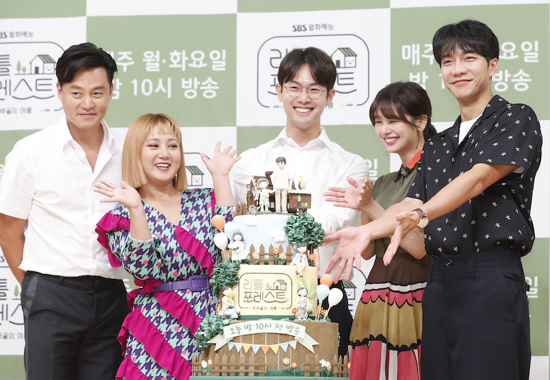 배우 이서진(왼쪽부터), 박나래, 김정욱 PD, 정소민, 이승기가 12일 서울 목동 SBS에서 열린 SBS 새 월화예능 ‘리틀 포레스트’ 제작발표회에 참석해 포즈를 취하고 있다. 2019.8.12
