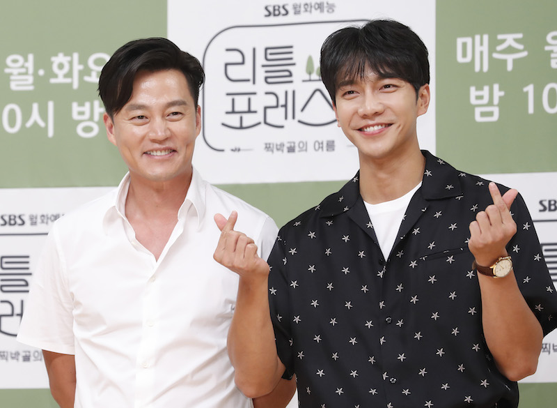 배우 이서진, 이승기(오른쪽)이 12일 서울 목동 SBS에서 열린 SBS 새 월화예능 ‘리틀 포레스트’ 제작발표회에 참석해 포즈를 취하고 있다. 2019.8.12