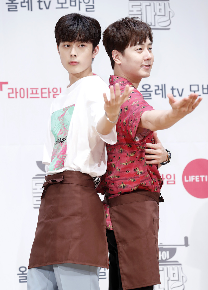 가수 앤디와 유선호(왼쪽)가 13일 오후 서울 광화문 KT에서 열린 라이프타임 채널의 신규 예능 ‘아이돌다방’ 제작발표회에 참석해 포즈를 취하고 있다. 2019.8.13