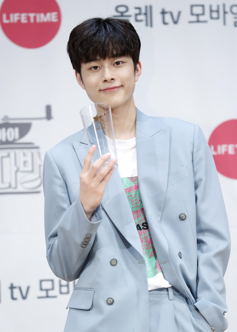 가수 유선호가 13일 오후 서울 광화문 KT에서 열린 라이프타임 채널의 신규 예능 ‘아이돌다방’ 제작발표회에 참석해 포즈를 취하고 있다. ‘아이돌다방;은 ‘아직도 아이돌’인 앤디와 ‘아기 아이돌’ 유선호가 바쁜 하루 속 잠시 쉬었다 가는 카페를 운영하는 아이돌 힐링 프로그램이다. 2019.8.13