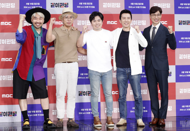 노홍철(왼쪽부터), 김태호 PD, 현정완 PD, 유희열, 유준상이 14일 오후 서울 마포구 상암동 MBC에서 열린 MBC 새 예능 프로그램 ‘같이 펀딩’ 제작발표회에 참석해 포즈를 취하고 있다. 8.14
