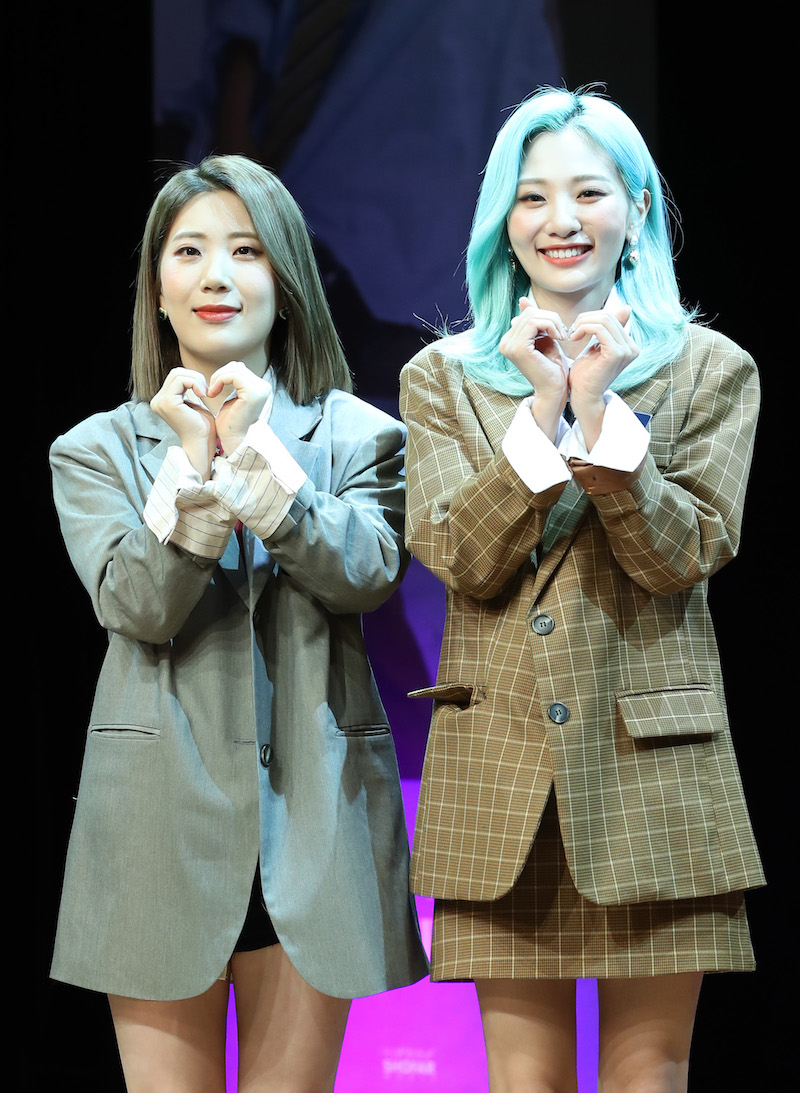 여성 듀오 볼빨간사춘기 우지윤, 안지영(오른쪽)이 10일 서울 강남구 청담동 일지아트홀에서 열린 새 미니앨범 ’Two Five’ 발매 기념 쇼케이스에 참석해 포즈를 취하고 있다. 2019.9.10