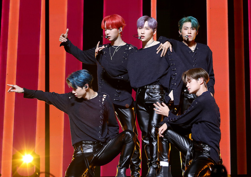 그룹 에이비식스(AB6IX)의 동현(왼쪽부터), 영민, 전웅, 이대휘, 박우진이 7일 오후 서울 동대문구 경희대학교 평화의 전당에서 열린 첫번째 정규 앨범 '6IXENSE' 발매 기념 쇼케이스에 참석해 신곡을 선보이고 있다. 2019.10.7