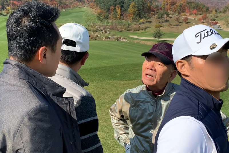 전두환 전 대통령이 7일 오전 강원도 홍천의 한 골프장에서 5·18 광주민주화운동에 대해 묻는 임한솔 정의당 부대표 질문에 "광주하고 내하고 무슨 상관이 있어. 나는 광주 학살에 대해서 모른다"며 답변하고 있다.(임 부대표 제공) 2019.11.7