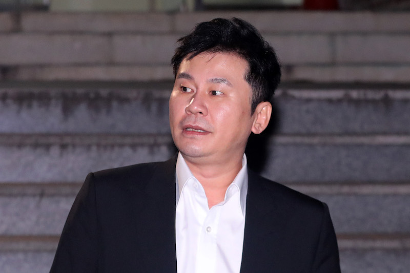 양현석 YG엔터테인먼트 전 총괄 프로듀서가 10일 오전 경기도 수원시 경기남부지방경찰청 광역수사대에서 그룹 아이콘의 전 멤버 비아이(23·김한빈)의 '마약 투약' 수사 무마 의혹과 관련해 조사를 마치고 귀가하고 있다. 2019.11.10