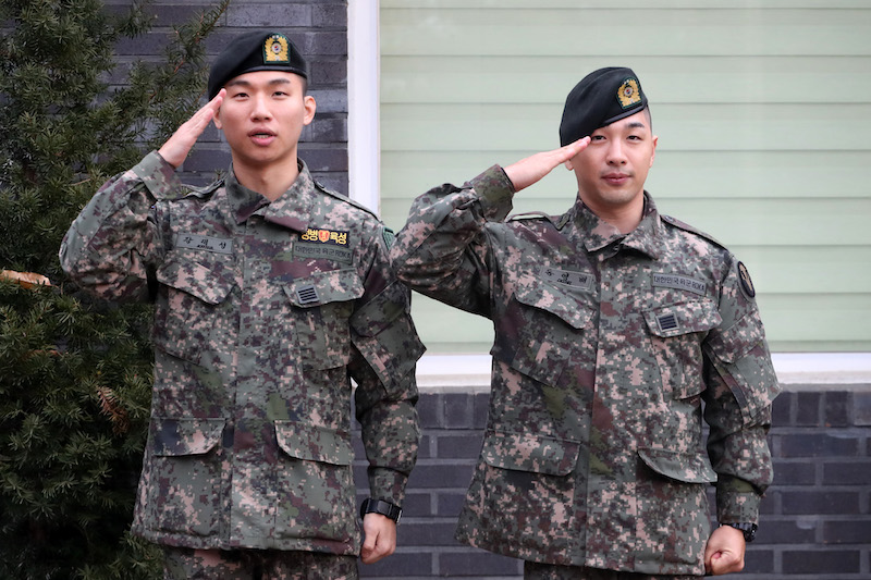 그룹 빅뱅의 대성(30·본명 강대성)과 태양(31·본명 동영배) 이 10일 오전 경기도 용인 육군지상작전사령부에서 현역 제대하고 있다. 당초 두 사람은 각각의 부대에서 제대를 할 예정이었으나 국방부는 두 사람이 복무 중인 부대가 아프리카돼지열병(ASF) 바이러스 검출 접경지이자 중점 관리 지역이라는 등 상황을 고려해 전역 장소를 변경했다. 2019.11.10