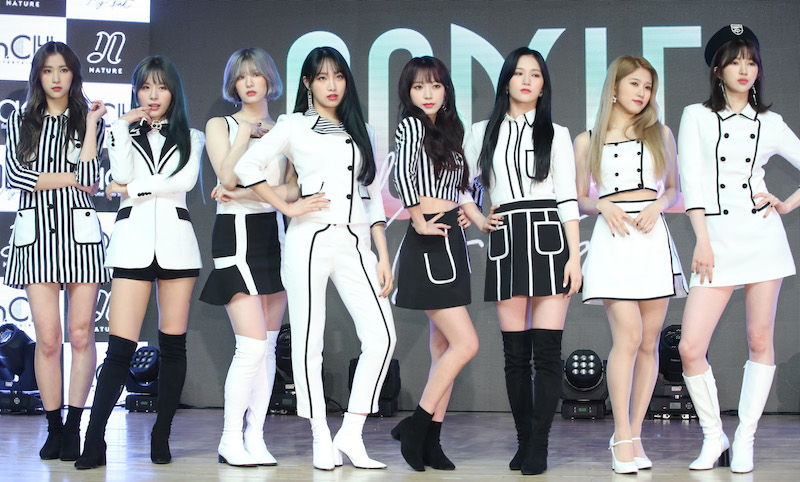 그룹 네이처(새봄, 루, 채빈, 하루, 로하, 유채, 선샤인, 소희)가 12일 오후 서울 강남구 청담동 일지아트홀에서 열린 두 번째 미니앨범 'NATURE WORLD:CODE A' 발매기념 쇼케이스에 참석해 포즈를 취하고 있다. 2019.11.12