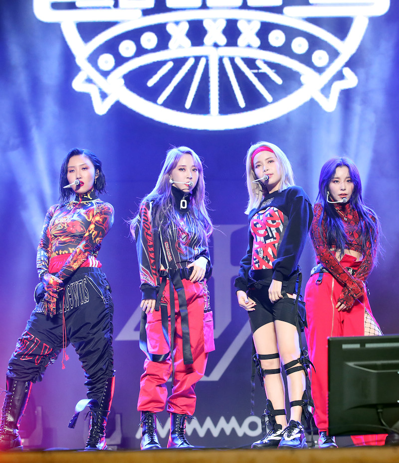 그룹 마마무(MAMAMOO) 화사(왼쪽부터), 문별, 솔라, 휘인이 14일 서울 경희대학교 평화의 전당에서 열린 두 번째 정규앨범 ‘리얼리티 인 블랙(reality in BLACK)’ 발매 기념 쇼케이스에 참석해 신곡을 선보이고 있다. 2019.11.14